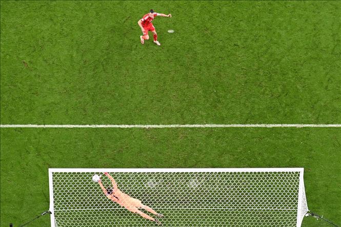 Trong ảnh: Pha ghi bàn gỡ hoà 1-1 của đội trưởng Xứ Wales Gareth Bale trong trận gặp tuyển Mỹ. Ảnh: AFP/TTXVN