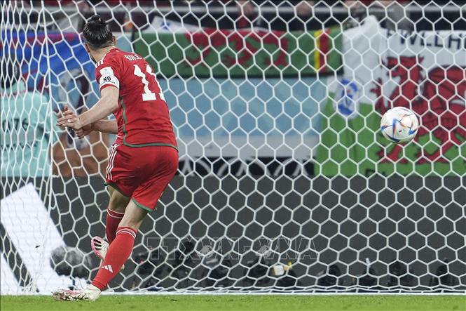 Trong ảnh: Đội trưởng Xứ Wales Gareth Bale không bỏ lỡ cơ hội biến quả phạt đền thành bàn thắng gỡ hoà quý giá 1-1 trước tuyển Mỹ. Ảnh: THX/TTXVN