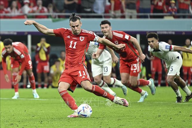 Trong ảnh: Đội trưởng Xứ Wales Gareth Bale (số 11) sút phạt đền cân bằng tỷ số 1-1 với tuyển Mỹ. Ảnh: THX/TTXVN
