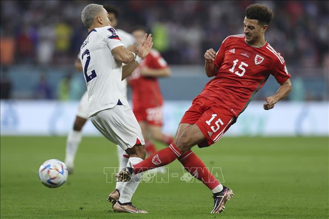 Trong ảnh: Ethan Ampadu (phải) của Xứ Wales tranh bóng với Sergino Dest của tuyển Mỹ trong trận đấu. Ảnh: THX/TTXVN
