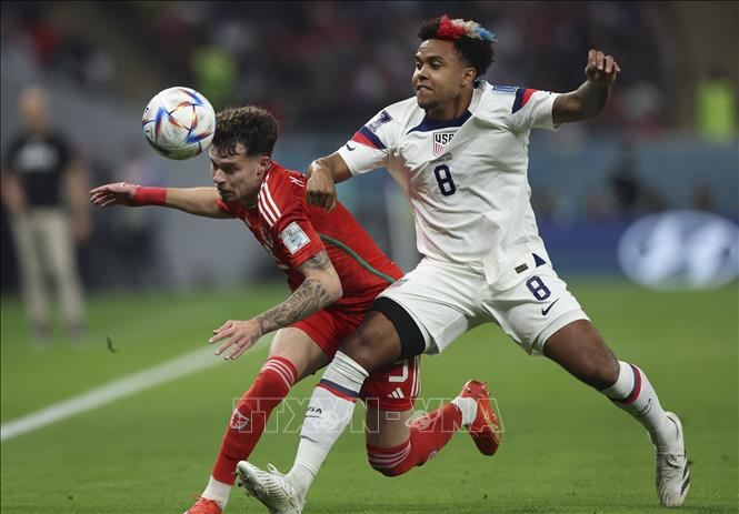 Trong ảnh: Weston McKennie (phải) của Mỹ trong pha tranh bóng với Neco Williams của Xứ Wales trong trận đấu. Ảnh: THX/TTXVN