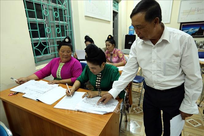 Với mục tiêu bảo tồn và phát huy tiếng nói, chữ viết của dân tộc Thái, góp công sức vào sự phát triển nền văn hóa Việt Nam tiên tiến đậm đà bản sắc dân tộc, thời gian qua, đã có những lớp học chữ Thái cổ được tổ chức tại các địa phương, thu hút sự tham gia của nhiều thế hệ người dân trên địa bàn tỉnh Điện Biên. Ảnh: Phan Tuấn Anh - TTXVN