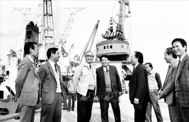 Chủ tịch Hội đồng Bộ trưởng Võ Văn Kiệt thăm cảng Hải Phòng (1992). Ảnh: Minh Đạo - TTXVN