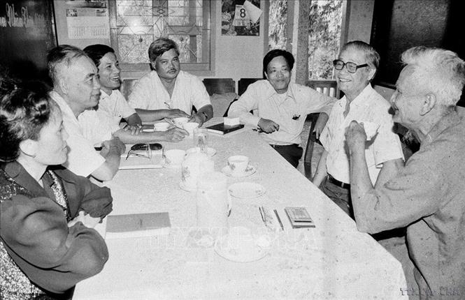 Chủ tịch Hội đồng Bộ trưởng Võ Văn Kiệt nói chuyện với cán bộ, nhân viên Nông trường 30-4 Hậu Giang (1992). Ảnh: Minh Đạo - TTXVN