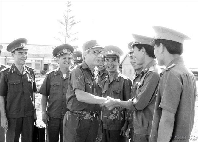 Chủ tịch Hội đồng Bộ trưởng Võ Văn Kiệt thăm và làm việc với Sư đoàn 4 (Quân khu 9), đơn vị anh hùng, tham gia phát triển kinh tế vùng tứ giác Long Xuyên (1992). Ảnh: Minh Đạo - TTXVN