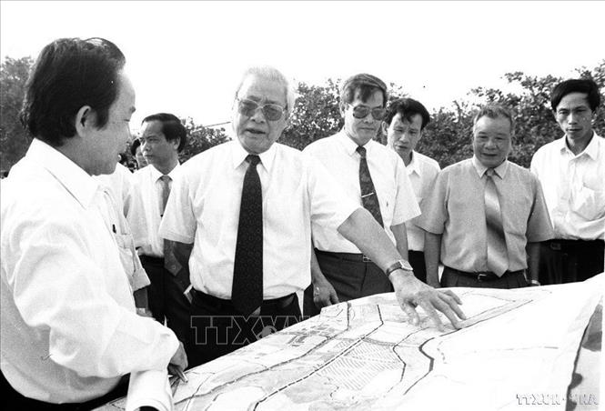 Thủ tướng Võ Văn Kiệt thăm địa điểm chuẩn bị xây dựng cảng Thị Vải, tỉnh Bà Rịa - Vũng Tàu (1995). Ảnh: Minh Đạo - TTXVN