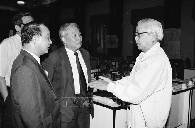 Thủ tướng Võ Văn Kiệt với các nhà khoa học tại cuộc họp với lãnh đạo tỉnh, thành vùng Đồng bằng Sông Cửu Long để bàn biện pháp chống lũ, quy hoạch dân cư Vùng (1996). Ảnh: Tứ Hải - TTXVN