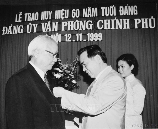 Thủ tướng Phan Văn Khải trao huy hiệu 60 năm tuổi Đảng cho nguyên Thủ tướng Võ Văn Kiệt, Cố vấn Ban chấp hành Trung ương Đảng (1999). Ảnh: Nguyễn Khang - TTXVN