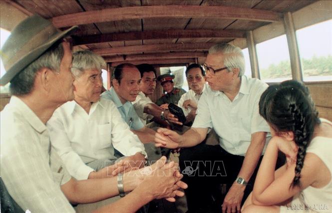 Thủ tướng Võ Văn Kiệt đi thuyền về thăm vùng Bắc nước xoáy (huyện Vũng Liêm, tỉnh Vĩnh Long) - nơi đồng chí tham gia cướp chính quyền ngày 23/11/1940.  Ảnh: Minh Đạo - TTXVN 