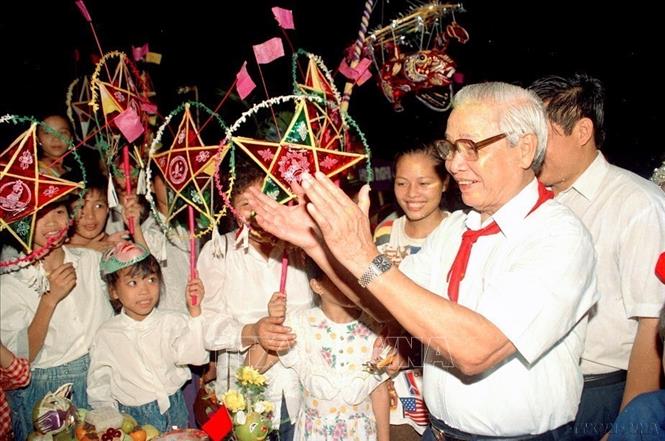 Thủ tướng Võ Văn Kiệt chung vui với thiếu nhi quận Đống Đa (Hà Nội) trong dịp Tết Trung Thu năm 1993. Ảnh: Minh Đạo – TTXVN