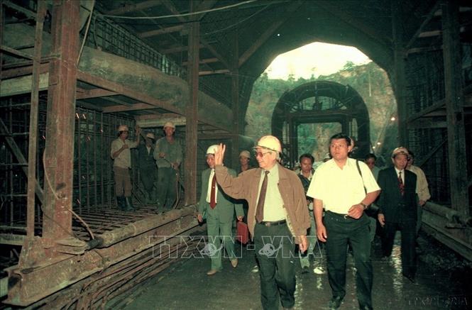 Thủ tướng Võ Văn Kiệt thị sát đường hầm thoát nước của công trường xây dựng Nhà máy thủy điện Ialy. Ảnh: Minh Đạo – TTXVN