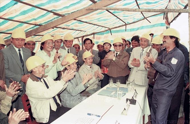 Thủ tướng Võ Văn Kiệt vui Xuân với công nhân xây dựng trạm biến áp 500kv Bắc - Nam, đoạn Nam đèo Hải Vân - Đắk Lây. Ảnh: Minh Đạo - TTXVN 