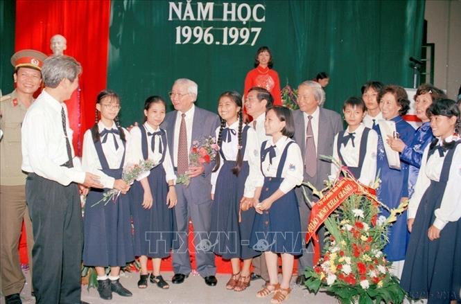 Thủ tướng Võ Văn Kiệt nói chuyện thân mật với thầy và trò trường PTTH Chu Văn An (Hà Nội) nhân ngày khai giảng năm học 1996-1997. Ảnh: Minh Điền – TTXVN