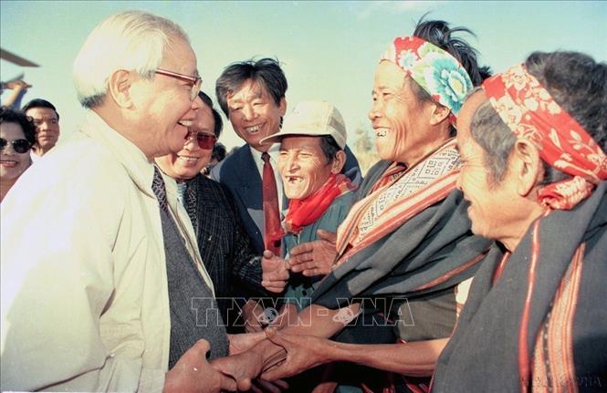 Thủ tướng Võ Văn Kiệt thăm và chúc tết đồng bào dân tộc làng Tum 2, huyện Chư Pả, tỉnh Gia Lai (1996). Ảnh: Minh Đạo – TTXVN