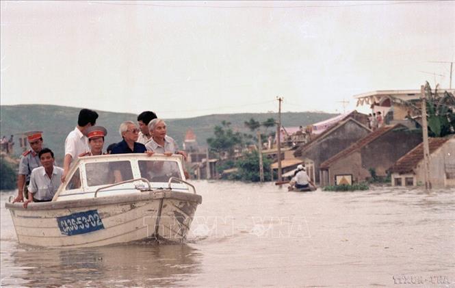 Thủ tướng Võ Văn Kiệt đi ca nô thj sát thị trấn Kim Tân, huyện Thạch Thành (Thanh Hóa) bị ngập trong nước lũ do cơn bão số 2 gây ra (1996). Ảnh: Minh Đạo – TTXVN