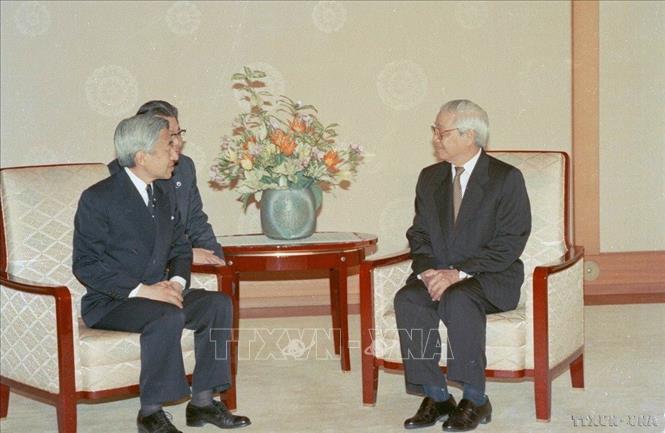 Nhà vua Nhật Bản Akihito tiếp thân mật Thủ tướng Võ Văn Kiệt trong chuyến thăm Nhật Bản (1993). Ảnh: Minh Đạo - TTXVN