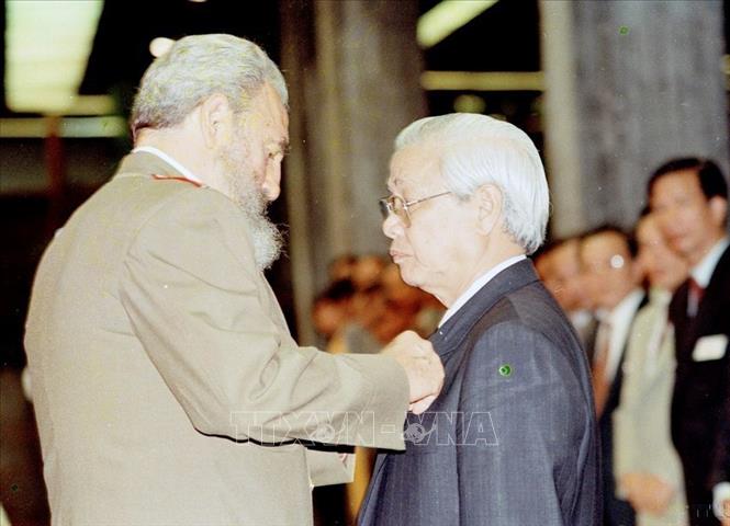 Thủ tướng Cuba Fidel Castro trao tặng Huân chương José Martí cho Thủ tướng Võ Văn Kiệt trong chuyến thăm Cuba (1993). Ảnh: Minh Đạo - TTXVN