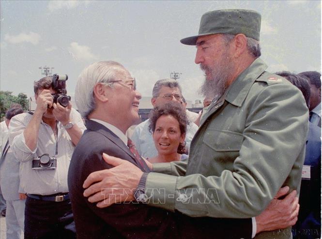 Thủ tướng Cuba Fidel Castro đón Thủ tướng Võ Văn Kiệt thăm chính thức Cuba (La Habana, 1993). Ảnh: Minh Đạo – TTXVN 

