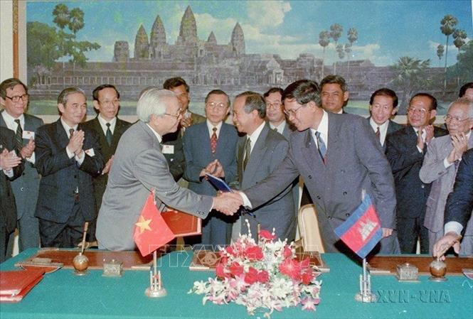 Thủ tướng Võ Văn Kiệt cùng Thủ tướng thứ nhất Samdech Norodom Ranariddh và Thủ tướng thứ hai Samdech Techo Hun Sen ký thông cáo chung Việt Nam – Campuchia (1994). Ảnh: Minh Đạo - TTXVN