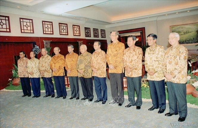 Thủ tướng Võ Văn Kiệt với lãnh đạo các nước dự Hội nghị cấp cao không chính thức 10 nước Đông Nam Á (Jakarta, Indonesia, 30/11/1996). Ảnh: Minh Đạo - TTXVN

