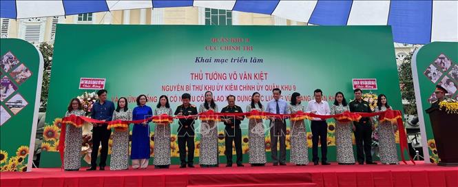 Trong ảnh: Cắt băng khai mạc Triển lãm. Ảnh: Ánh Tuyết - TTXVN