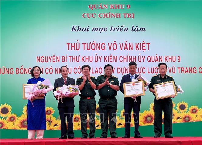 Trong ảnh: Tặng Bằng tri ân cho các cá nhân có nhiều công lao đối với lực lượng vũ trang Quân khu 9 qua các thời kỳ. Ảnh: Ánh Tuyết - TTXVN