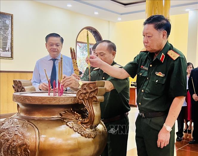 Trong ảnh: Nghi thức dâng hương tại Lễ khai mạc Triển lãm. Ảnh: Ánh Tuyết - TTXVN