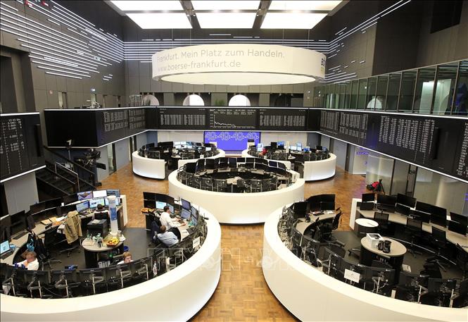 Trong ảnh: Giao dịch viên tại Sàn chứng khoán Frankfurt, Đức. Ảnh: AFP/ TTXVN