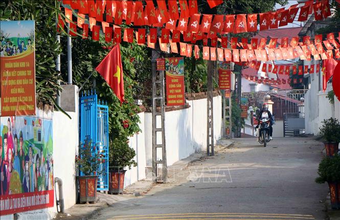 Các con đường, ngõ ở Khu 14, xã Cao Xá, huyện Lâm Thao, tỉnh Phú Thọ đều được trang trí cờ hoa lộng lẫy. Ảnh: Trung Kiên - TTXVN