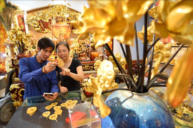 Trong ảnh: Những chiếc lá bồ đề mạ vàng tỏa ánh kim lấp lánh, giúp cho tâm con người được soi sáng, để có thể suy xét mọi việc một cách thấu đáo và như có Đức Phật luôn ở bên để soi đường, chỉ lối. Ảnh: Minh Đức – TTXVN

