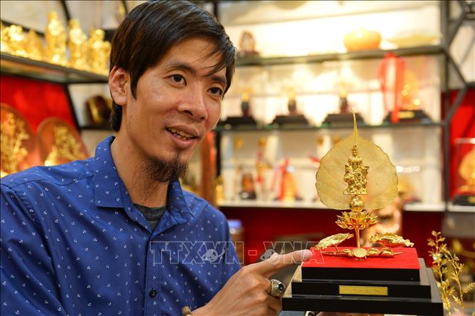 Trong ảnh: Nguyễn Đức Bằng là nghệ nhân đầu tiên và duy nhất mạ vàng 24k trên lá bồ đề. Từ thành công trong việc mạ vàng lá bồ đề, nghệ nhân Nguyễn Đức Bằng còn phát triển rộng hơn, gắn thêm nhiều hình tượng, nâng cao giá trị nghệ thuật. Ảnh: Minh Đức – TTXVN