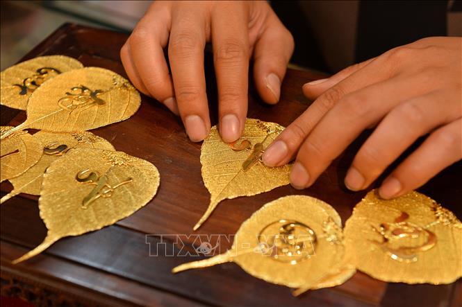 Trong ảnh: Lá bồ đề mạ vàng rất đặc biệt bởi tất cả những đường vân của xương lá vẫn giữ được nguyên bản, mỏng manh như những sợi tơ có thể nhìn xuyên qua. Ảnh: Minh Đức – TTXVN

