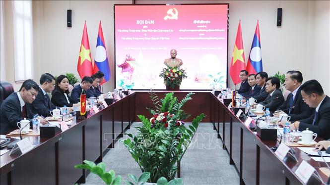 Quang cảnh cuộc hội đàm giữa hai đoàn Văn phòng Trung ương Đảng Việt Nam và Lào. Ảnh: Phạm Kiên - Phóng viên TTXVN tại Lào