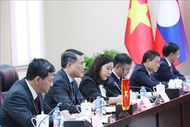 Đoàn Việt Nam tại cuộc hội đàm với Đoàn Văn phòng Trung ương Đảng NDCM Lào. Ảnh: Phạm Kiên - Phóng viên TTXVN tại Lào