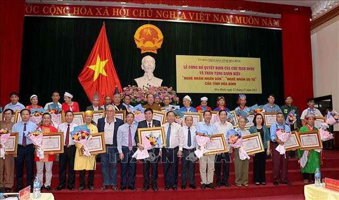 Trong ảnh: Lãnh đạo UBND tỉnh Hòa Bình trao Quyết định của Chủ tịch nước phong tặng danh hiệu cho 26 “Nghệ nhân ưu tú”. Ảnh: Thanh Hải - TTXVN