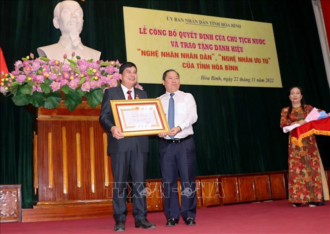 Trong ảnh: Ông Nguyễn Phi Long, Bí thư Tỉnh ủy Hòa Bình trao Quyết định của Chủ tịch nước phong tặng danh hiệu 
