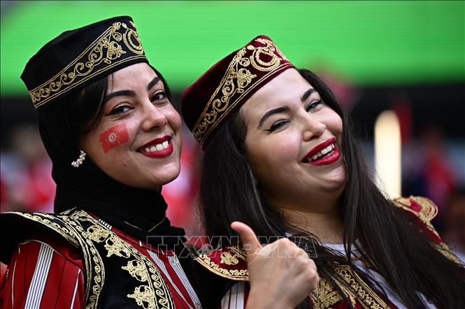 Trong ảnh: Cổ động viên Tunisia cổ vũ đội nhà trong trận gặp Đan Mạch tại bảng D World Cup 2022 ở Al-Rayyan, Qatar, ngày 22/11/2022. Ảnh: AFP/ TTXVN