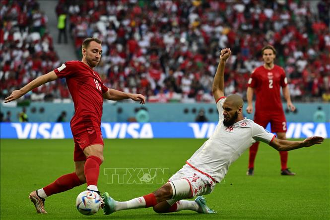 Christian Eriksen treo bóng, nhưng hàng thủ của Tunisia đã thi đấu tập trung và hóa giải thành công. Đan Mạch nhập cuộc rất tự tin và đang dồn ép đại diện châu Phi. Trong ảnh: Pha tranh bóng giữa tiền vệ Đan Mạch Christian Eriksen (trái) và tiền vệ Tunisia Aissa Laidouni trong trận đấu. Ảnh: AFP/ TTXVN