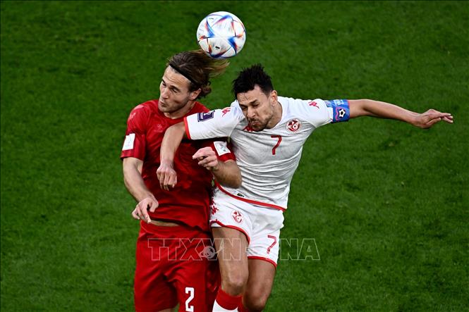 Tunisia phòng ngự tốt khiến Đan Mạch bế tắc. Đại diện đến từ châu Âu chưa tung nổi cú dứt điểm nào, trong khi đội bóng châu Phi đã 2 lần sút cầu môn. Trong ảnh: Pha tranh bóng bổng giữa hậu vệ Đan Mạch Joachim Andersen (trái) và tiền đạo Tunisia Youssef Msekni trong trận đấu. Ảnh: AFP/ TTXVN