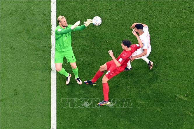 Trong ảnh: Pha cứu thua của thủ thành Đan Mạch Kasper Schmeichel (trái) trong trận đấu. Ảnh: AFP/ TTXVN