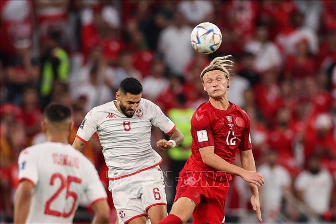 Kết thúc Hiệp 1, hai đội tạm hòa với tỉ số 0-0. Trong ảnh: Pha tranh bóng bổng quyết liệt giữa tiền đạo Kasper Dolberg (phải) của Đan Mạch và hậu vệ Dylan Bronn của Tunisia trong trận đấu. Ảnh: AFP/ TTXVN