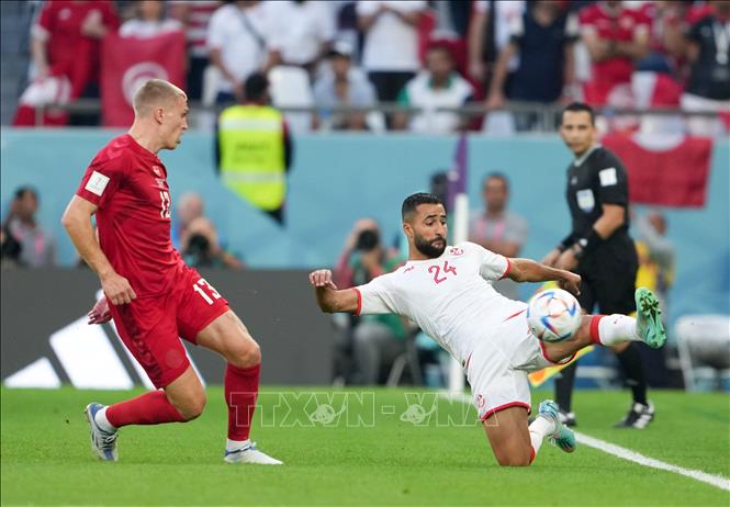 Kết thúc Hiệp 1, hai đội tạm hòa với tỉ số 0-0. Trong ảnh: Pha xử lý bóng của cầu thủ Tunisia Ali Abdi (phải) trong trận đấu. Ảnh: THX/ TTXVN