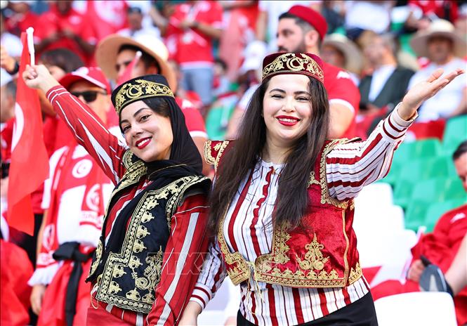 Trong ảnh: Cổ động viên Tunisia cổ vũ đội nhà trong trận gặp Đan Mạch tại bảng D World Cup 2022. Ảnh: THX/ TTXVN