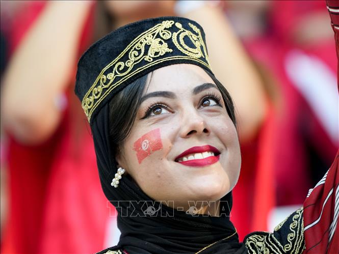 Trong ảnh: Cổ động viên Tunisia cổ vũ đội nhà trong trận gặp Đan Mạch tại bảng D World Cup 2022. Ảnh: THX/ TTXVN
