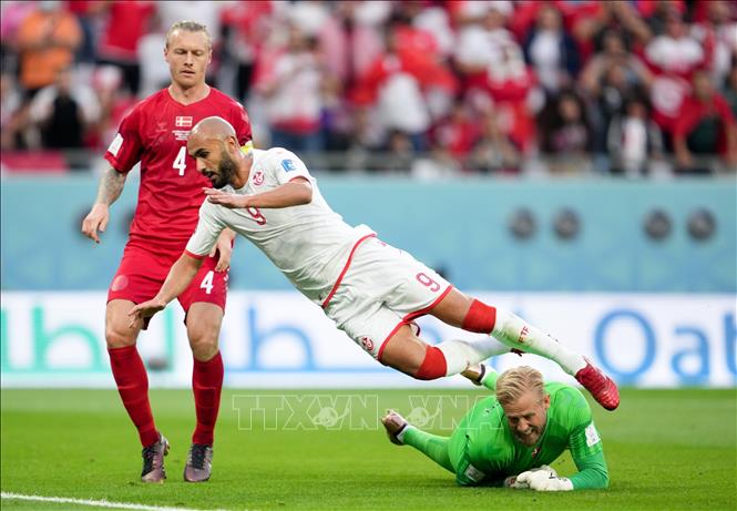 Trong ảnh: Pha tranh bóng giữa cầu thủ Issam Jebali (giữa) của Tunisia và Simon Kjaer (trái) cùng Kasper Schmeichel của Đan Mạch trong trận đấu. Ảnh: THX/ TTXVN