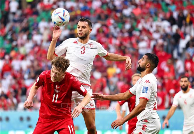 Trong ảnh: Pha tranh bóng bổng giữa cầu thủ Montassar Talbi (phía trên) của Tunisia và các cầu thủ Đan Mạch trong trận đấu. Ảnh: THX/ TTXVN