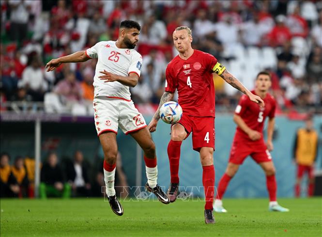 Trong ảnh: Pha tranh bóng giữa cầu thủ Anis Ben Slimane (trái) của Tunisia và cầu thủ Simon Kjaer của Đan Mạch trong trận đấu. Ảnh: THX/ TTXVN