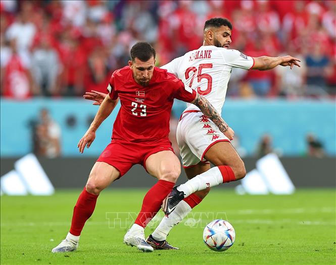 Trong ảnh: Pha tranh bóng quyết liệt giữa cầu thủ Pierre-Emile Hojbjerg (trái) của Đan Mạch và cầu thủ Anis Ben Slimane của Tunisa trong trận đấu. Ảnh: THX/ TTXVN