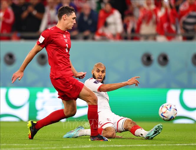Trong ảnh: Cầu thủ Andreas Christensen (phải) của Đan Mạch tranh bóng quyết liệt với cầu thủ Aissa Laidouni của Tunisa trong trận đấu. Ảnh: THX/ TTXVN