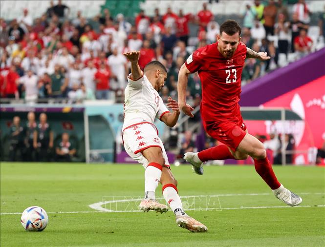 Trong ảnh: Cầu thủ Pierre-Emile Hojbjerg (phải) của Đan Mạch tranh bóng quyết liệt với cầu thủ Mohamed Drager của Tunisa trong trận đấu. Ảnh: THX/ TTXVN